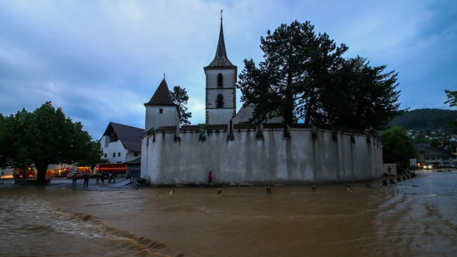 Überschwemmte Strassen in Muttenz rund um die Kirche. Überschwemmte Strassen in Muttenz rund um die Kirche.