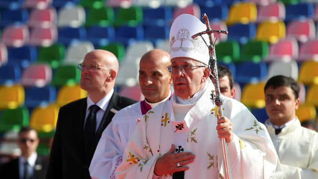 Papst Franziskus betritt das Fussballstadion in Tiflis. Papst Franziskus betritt das Fussballstadion in Tiflis.