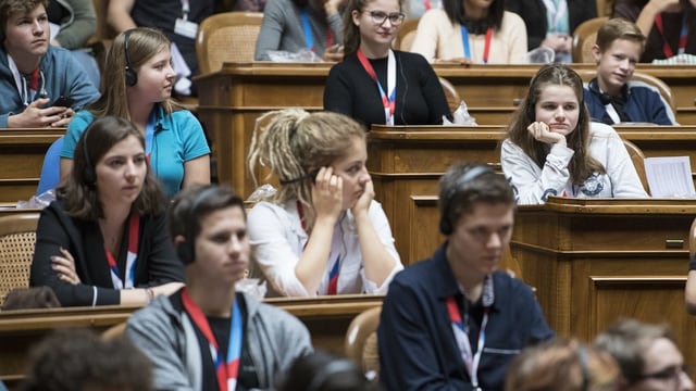 Jugendliche sitzen im Parlament Jugendliche sitzen im Parlament