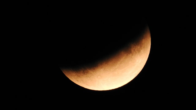 Ein Teil des Mondes ist durch den Erdschatten abgedunkelt. Ein Teil des Mondes ist durch den Erdschatten abgedunkelt.