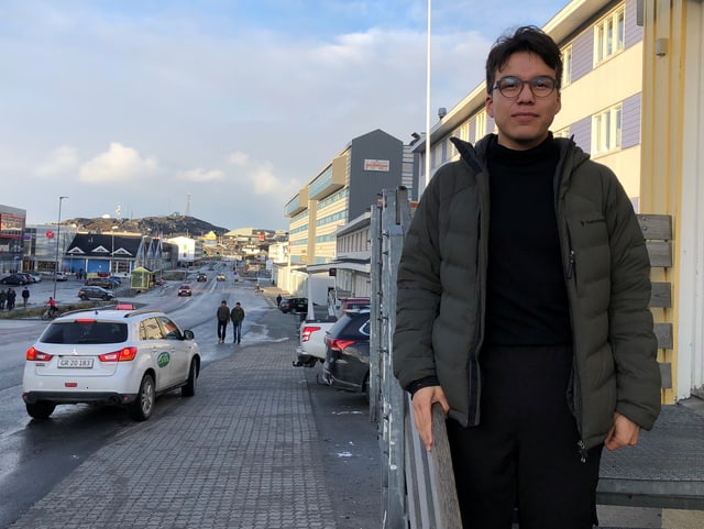 Jungopolitiker Moses Marcussen steht auf einem Trottoir Jungopolitiker Moses Marcussen steht auf einem Trottoir