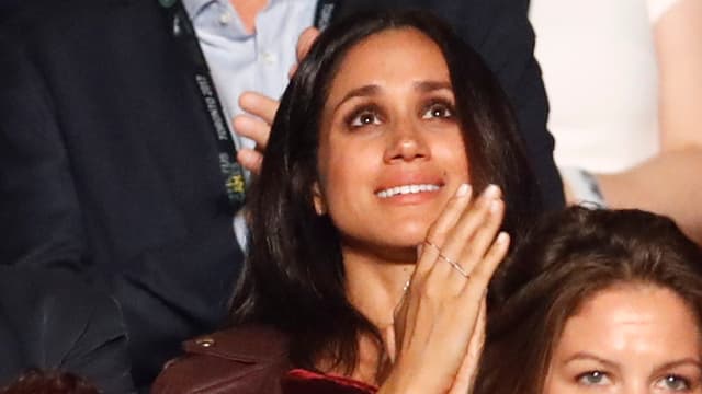 Meghan Markle mit roter Lederjacke im Publikum sitzend. Meghan Markle mit roter Lederjacke im Publikum sitzend.