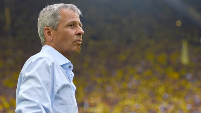 Lucien Favre während eines Spiels an der Seitenlinie. Lucien Favre während eines Spiels an der Seitenlinie.