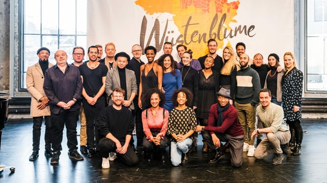 Cast und Macher von Wüstenblume im Gruppenfoto Cast und Macher von Wüstenblume im Gruppenfoto