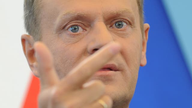 Porträt Tusk, seine Hand im Vordergrund. Porträt Tusk, seine Hand im Vordergrund.