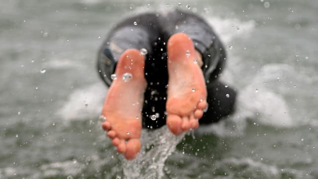 Füsse, Neoprenanzug, Wasser. Füsse, Neoprenanzug, Wasser.