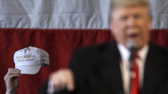 Auf einer Kappe steht «Make America great again», daneben ist unscharf Trump zu erkennen. Auf einer Kappe steht «Make America great again», daneben ist unscharf Trump zu erkennen.