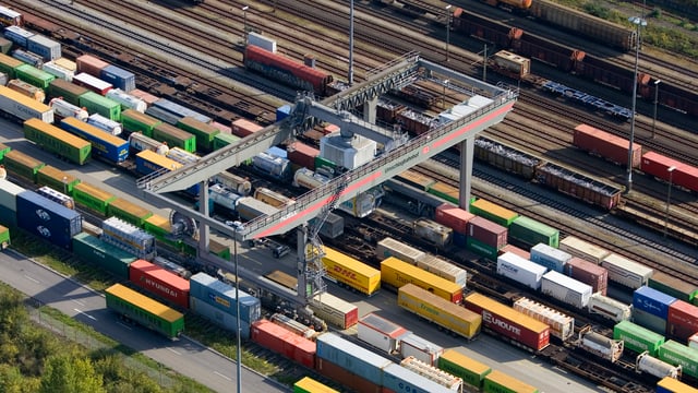 Blick von oben auf den Güterbahnhof Weil am Rhein mit vielen farbigen Containern Blick von oben auf den Güterbahnhof Weil am Rhein mit vielen farbigen Containern