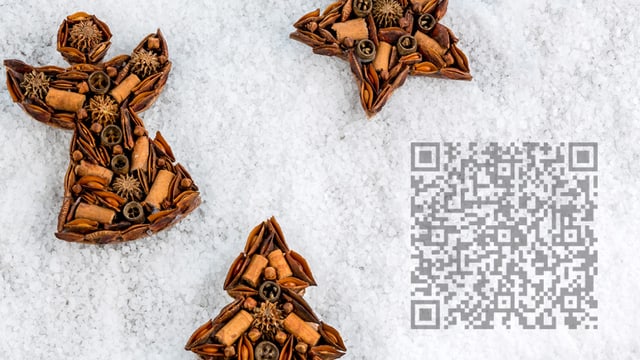 Weihanchtsmotiv mit Engel im Schnee, darüber ein QR-Code. Weihanchtsmotiv mit Engel im Schnee, darüber ein QR-Code.