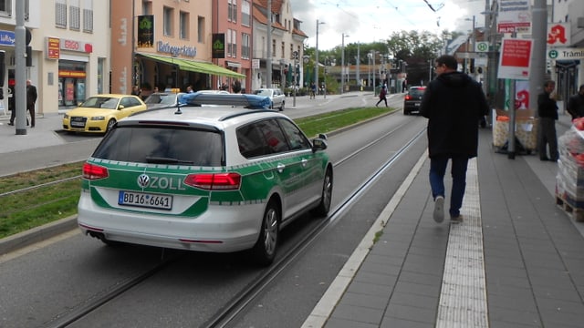 Ein Auto des Deutschen Zolls fährt durch Weil-Friedlingen. Ein Auto des Deutschen Zolls fährt durch Weil-Friedlingen.