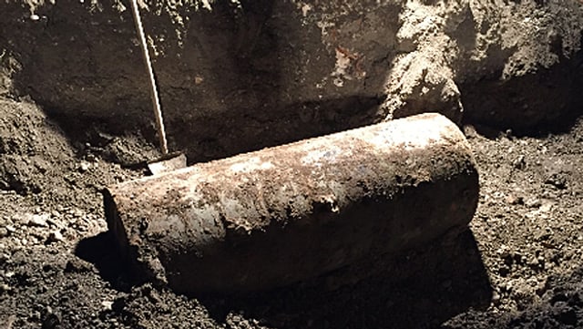 Die ausgegrabene Fliegerbombe, wie ein kleiner runder, liegender Öltank oder grosser Wasserboiler. Die ausgegrabene Fliegerbombe, wie ein kleiner runder, liegender Öltank oder grosser Wasserboiler.