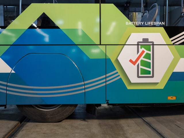 Elektro-Bus mit aufgemalter Batterie Elektro-Bus mit aufgemalter Batterie