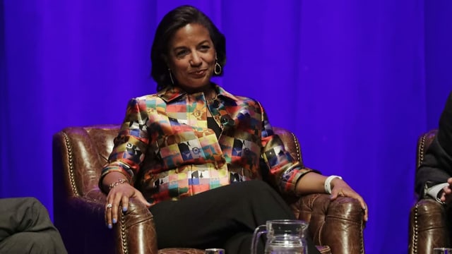 Susan Rice während eines Interviews, sie sitzt entspannt in einem Sessel. Susan Rice während eines Interviews, sie sitzt entspannt in einem Sessel.