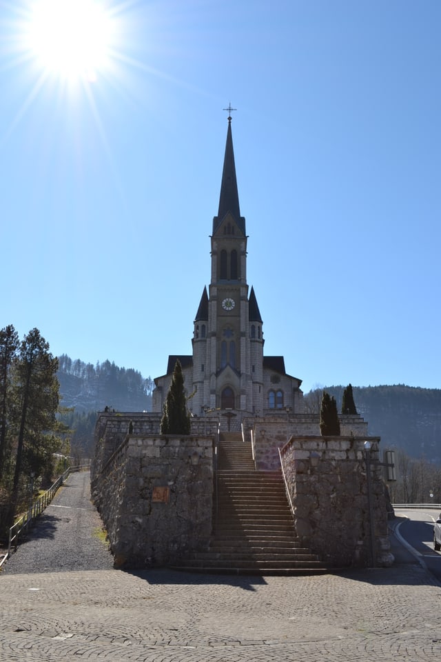Kirche auf erhöhten Stufen. Kirche auf erhöhten Stufen.