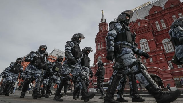 Archivbild russischer Sicherheitskräfte an einer Antikriegsdemonstration in Moskau am 6. März 2022.
