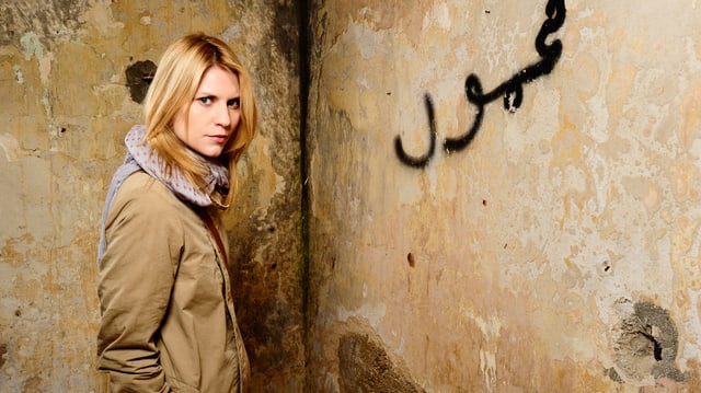 Claire Danes ermittelt als CIA-Agentin Carrie Mathison. Sie steht vor einer verwitterten Wand, auf der arabische Schriftzeichen stehen. Claire Danes ermittelt als CIA-Agentin Carrie Mathison. Sie steht vor einer verwitterten Wand, auf der arabische Schriftzeichen stehen.
