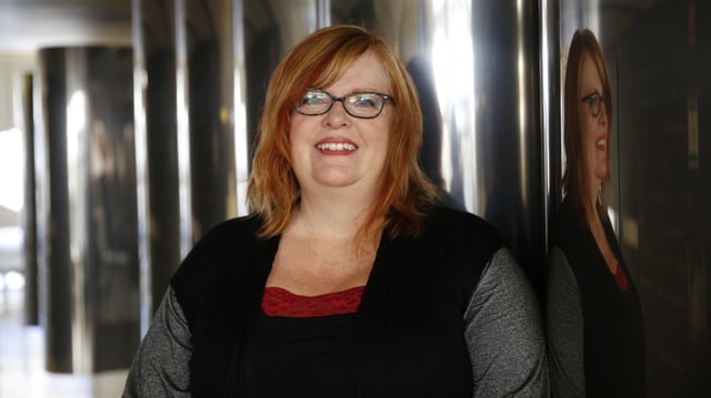 Gail Simone lächelt in die Kamera. Gail Simone lächelt in die Kamera.