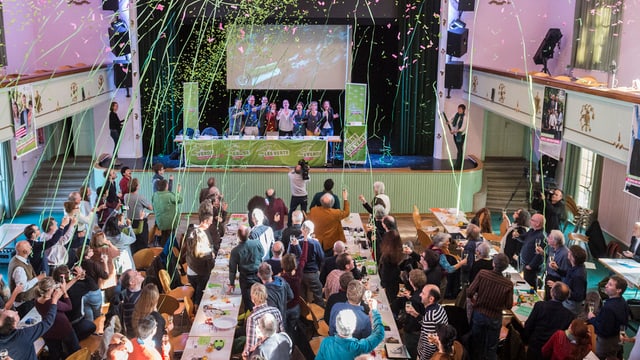Delegierte stehend im Saal, darüber Konfettiregen. Delegierte stehend im Saal, darüber Konfettiregen.
