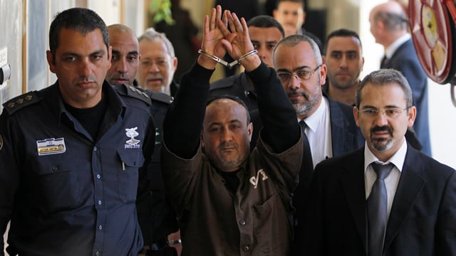 Marwan Barghouti in Handschellen. Marwan Barghouti in Handschellen.
