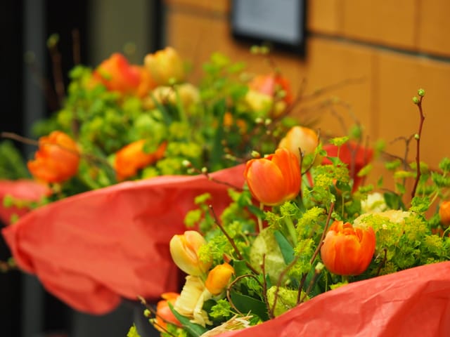 Blumensträusse in den Fraben orange, rot und gelb.