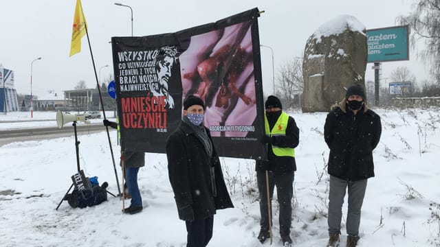 Abtreibungsgegner Adamiak und seine Mitstreiter vor der grössen Frauenklinik Zentralpolens. Abtreibungsgegner Adamiak und seine Mitstreiter vor der grössen Frauenklinik Zentralpolens.