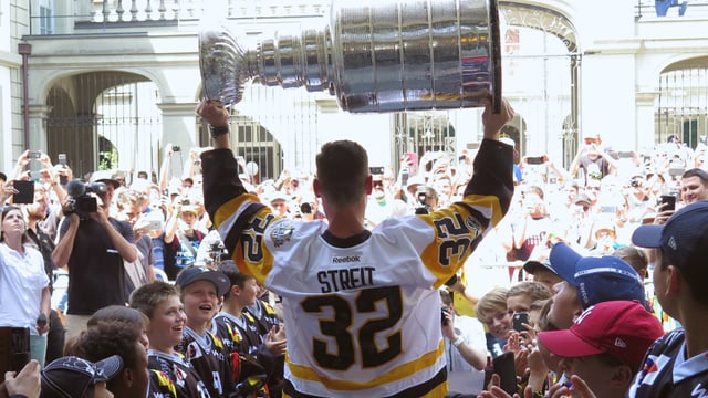 Mark Steit stemmt den Pokal, die Fans jubeln Mark Steit stemmt den Pokal, die Fans jubeln