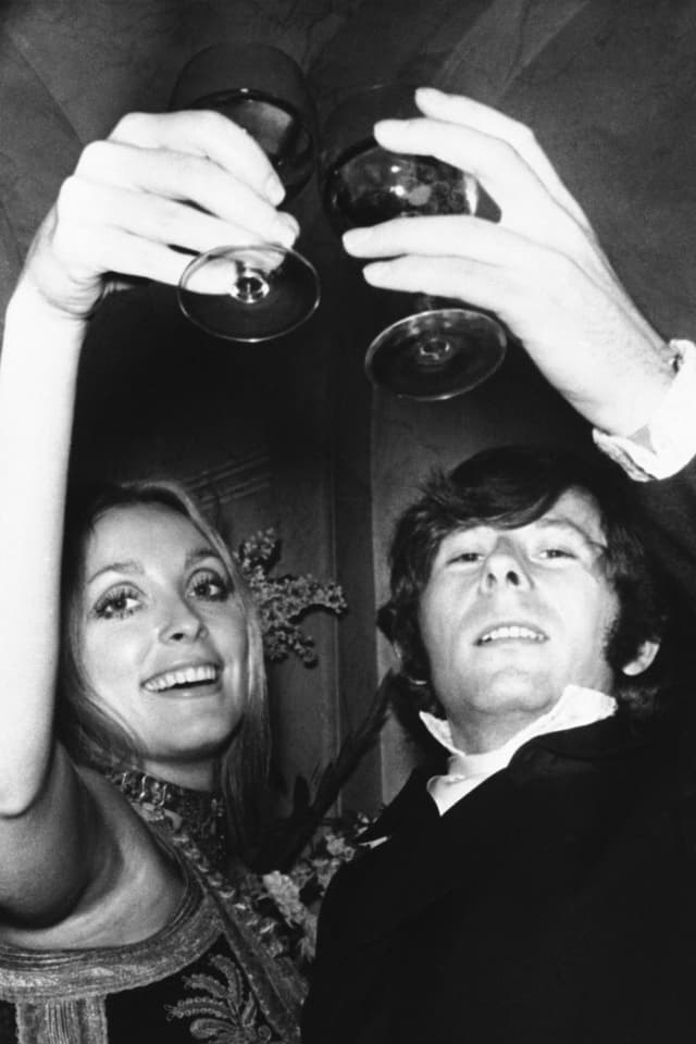 Sharon Tate und Roman Polanski stossen mit zwei Gläsern an (Bild in schwarz-weiss). Sharon Tate und Roman Polanski stossen mit zwei Gläsern an (Bild in schwarz-weiss).