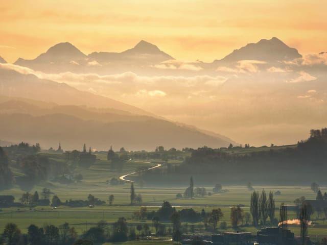 Das Berner Dreigestirn in schönem Morgenlicht bei Toffen/BE.
