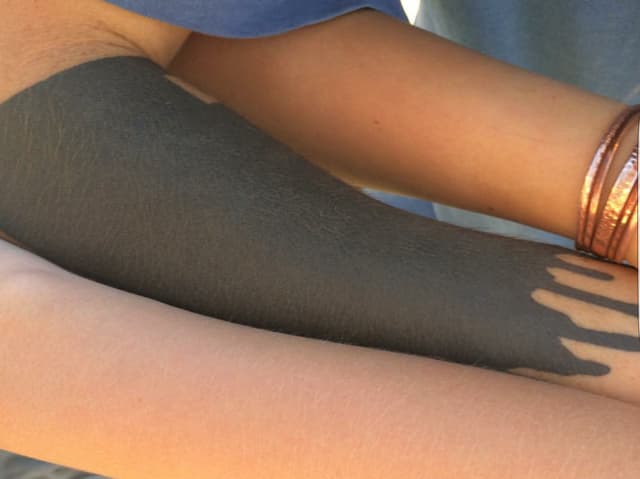 Schwarzer Arm
