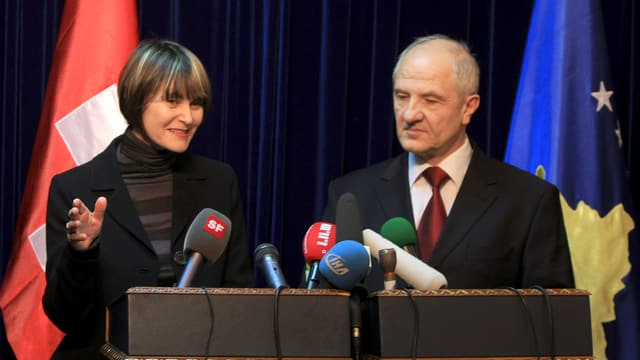 Die damalige Aussenministerin Micheline Calmy-Rey mit mit dem damaligen kosovarischen Präsidenten Fatmir Sejdiu. Die damalige Aussenministerin Micheline Calmy-Rey mit mit dem damaligen kosovarischen Präsidenten Fatmir Sejdiu.