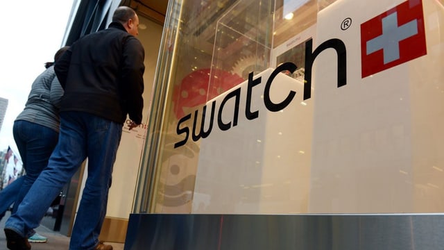 Duas persunas entran en ina stizun dad uras da Swatch. Duas persunas entran en ina stizun dad uras da Swatch.