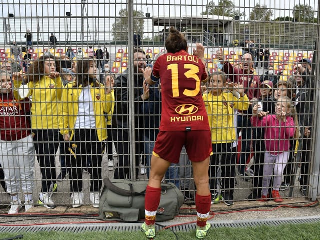 Elisa Bartoli von den AS Roma Frauen ist sich nicht zu schade, sich nach der Partie gegen Sassuolo mit Gross und Klein zu unterhalten.