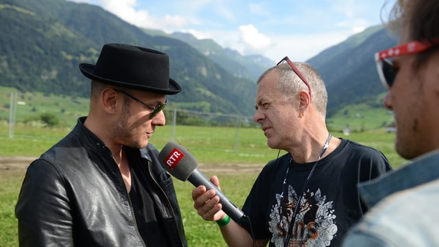 Il sulegl è sa mussà per Joe (san.) e Simri (dre.) durant l'intervista cun Jachen. Il sulegl è sa mussà per Joe (san.) e Simri (dre.) durant l'intervista cun Jachen.