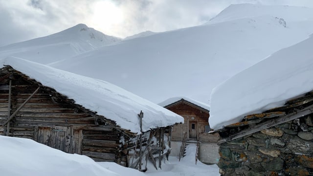 Madris. Eine Häusergruppe im tiefen Schnee. Madris. Eine Häusergruppe im tiefen Schnee.