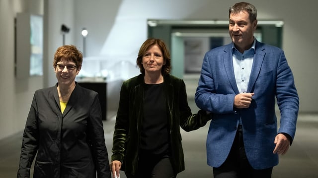CDU-Vorsitzende Annegret Kramp-Karrenbauer (l.), kommissarische SPD-Vorsitzende Malu Dreyer und CSU-Vorsitzender Markus Söder nach der Sitzung des Koalitionsausschusses zur Grundrente. CDU-Vorsitzende Annegret Kramp-Karrenbauer (l.), kommissarische SPD-Vorsitzende Malu Dreyer und CSU-Vorsitzender Markus Söder nach der Sitzung des Koalitionsausschusses zur Grundrente.