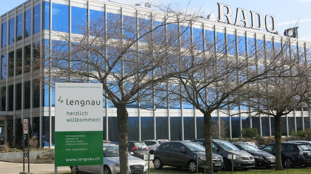 Schild von Lengnau vor einer Fabrik. Schild von Lengnau vor einer Fabrik.