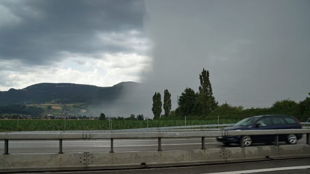 Die Unwetterzelle droht wie eine graue undurchsichtige Wand. Die Unwetterzelle droht wie eine graue undurchsichtige Wand.
