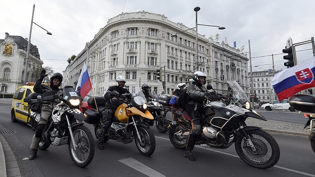 Mehrere Personen auf Motorrädern. Mehrere Personen auf Motorrädern.