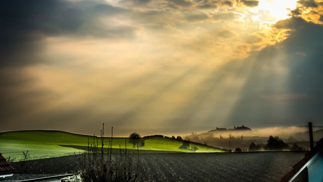 Sonne scheint durch Wolkenlücken auf einige Nebelschwaden. Sonne scheint durch Wolkenlücken auf einige Nebelschwaden.