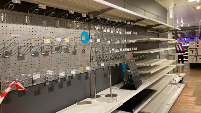 Viele Regale sind schon leergeräumt Viele Regale sind schon leergeräumt