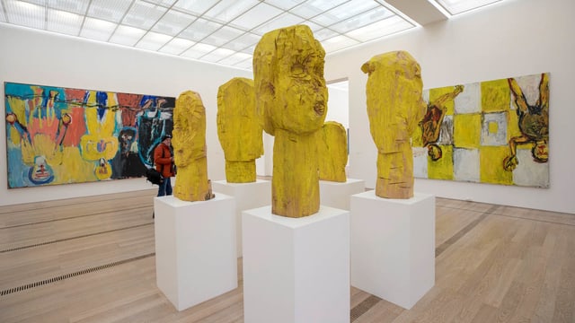 Skulpturen und Bilder in einem Ausstellungsraum. Skulpturen und Bilder in einem Ausstellungsraum.