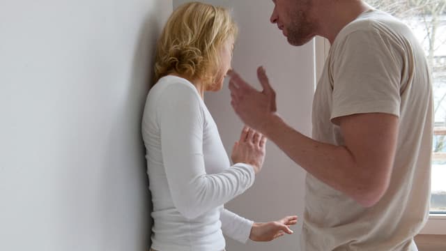 Ein Mann wird gegen eine Frau gewalttätig. Ein Mann wird gegen eine Frau gewalttätig.