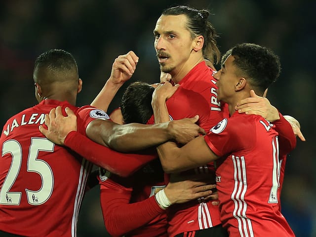 Zlatan Ibrahimovic lässt sich nach einem Treffer von Teamkollegen umgarnen.