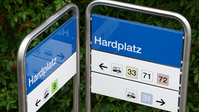 Ein Schild der VBZ mit der weissen Aufschrift "Hardplatz" auf blauem Grund. Ein Schild der VBZ mit der weissen Aufschrift "Hardplatz" auf blauem Grund.