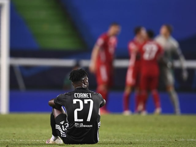 Lyon-Stürmer Maxwel Cornet nach der 0:3-Niederlage im Champions-League-Halbfinal gegen Bayern München. Lyon-Stürmer Maxwel Cornet nach der 0:3-Niederlage im Champions-League-Halbfinal gegen Bayern München.