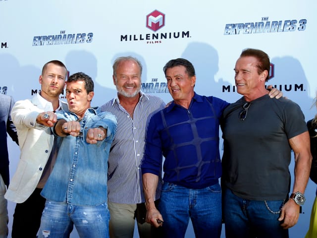 Die Schauspieler von «The Expendables 3» vor einer Fotowand.