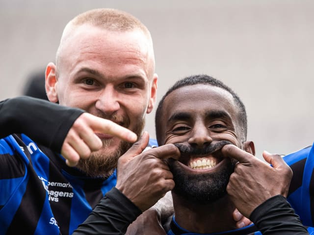 Adam Stahl (l.) und Mohammed Khalid Saeid vom schwedischen Erstligisten IK Sirius bejubelen den Führungstreffer gegen Kalmar FF. Lange hält der Jubel nicht an: Nur eine Minute später kassiert sein Team den Ausgleichstreffer. Die Partie endet 1:1.