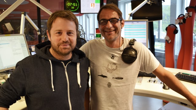 Gabriel Vetter und Thomy Scherrer posieren im Studio von SRF 1. Gabriel Vetter und Thomy Scherrer posieren im Studio von SRF 1.