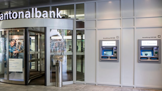 Zwei Bankomaten in Luzern. Zwei Bankomaten in Luzern.