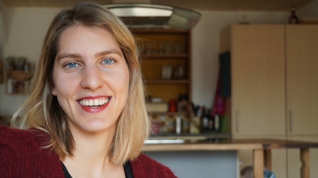 Julia Lehmann, Sozialpädagogin, blonde Frau mit roter Strickjacke Julia Lehmann, Sozialpädagogin, blonde Frau mit roter Strickjacke